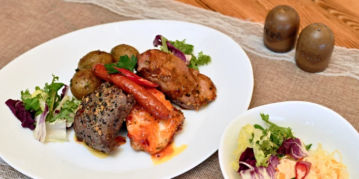 Tříchodové menu na Petříně: zvěřinová paštika, kančí ragú i zmrzlina s ovocem