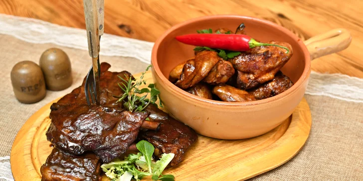 Romantika na Petřínských terasách: 1 kg kuřecích křidýlek a 500 g uzených žeber
