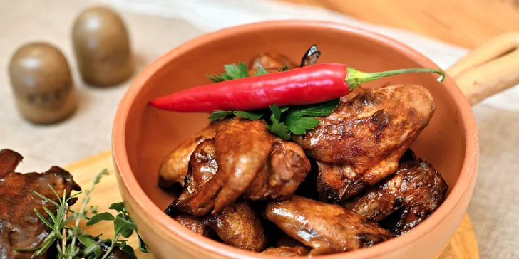 Romantika na Petřínských terasách: 1 kg kuřecích křidýlek a 500 g uzených žeber