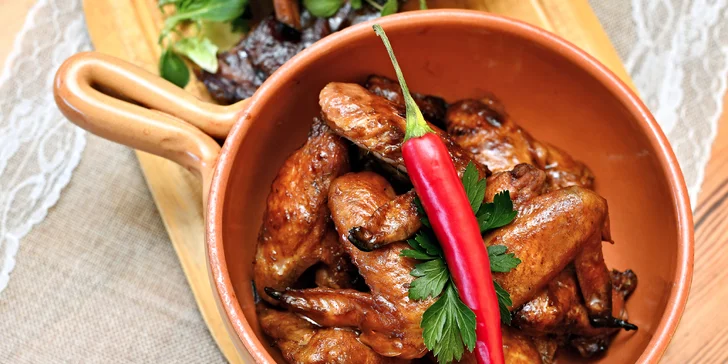 Romantika na Petřínských terasách: 1 kg kuřecích křidýlek a 500 g uzených žeber