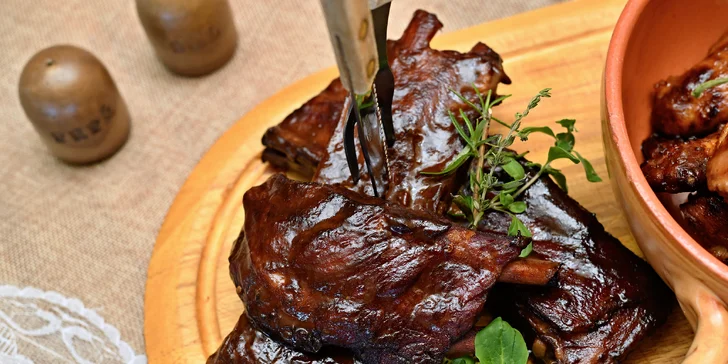 Romantika na Petřínských terasách: 1 kg kuřecích křidýlek a 500 g uzených žeber