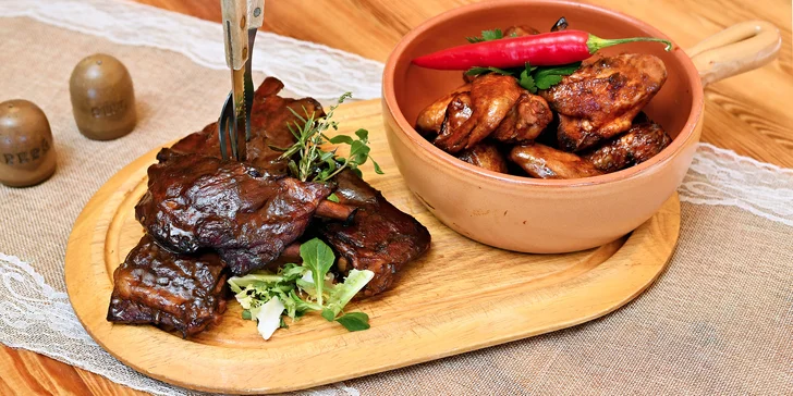 Romantika na Petřínských terasách: 1 kg kuřecích křidýlek a 500 g uzených žeber