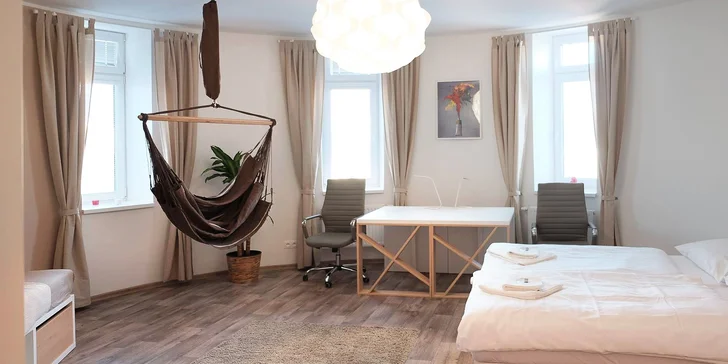Pokoj Deluxe, boží snídaně a láhev sektu v hotelu na Smetanově náměstí