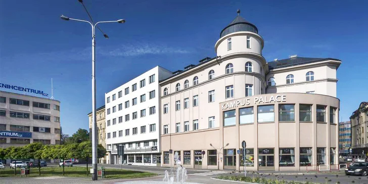 Pokoj Deluxe, boží snídaně a láhev sektu v hotelu na Smetanově náměstí