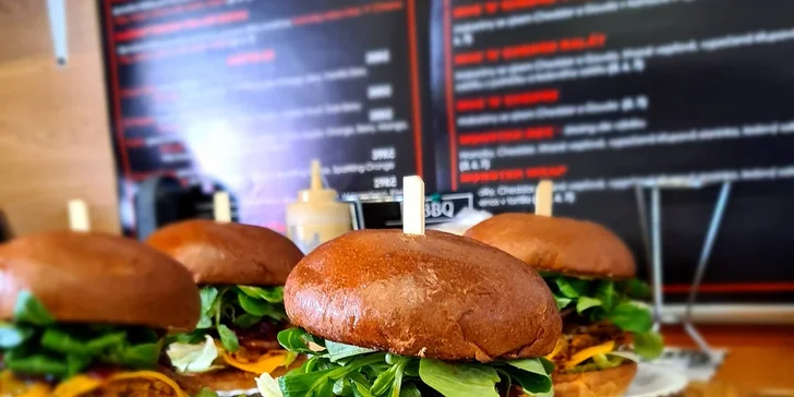 Pochutnejte si: burger menu s hranolky, žebry, křídly i Coca-colou