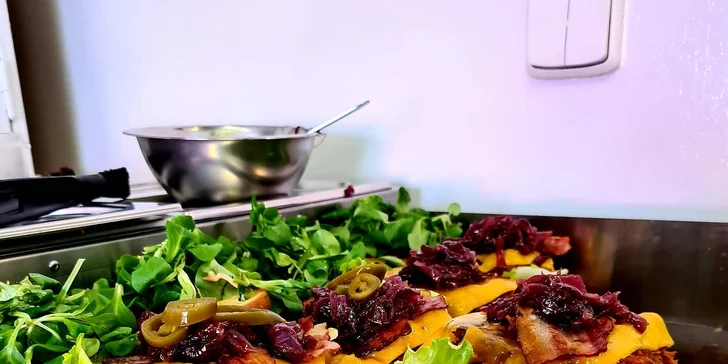 Pochutnejte si: burger menu s hranolky, žebry, křídly i Coca-colou