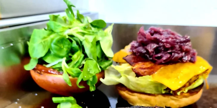 Pochutnejte si: burger menu s hranolky, žebry, křídly i Coca-colou