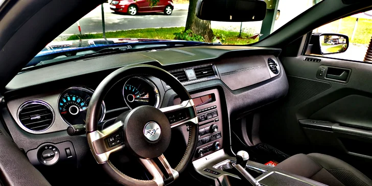15–50 min. za volantem fára dle výběru i dechberoucí profi svezení s instruktorem: Dodge i Camaro