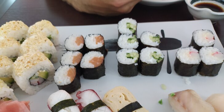 24 nebo 38 sushi rolek s lososem, mořským vlkem i krabem