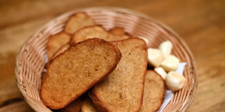 Pro milovníky masa: 300 g hovězího tataráku, 10 topinek, domácí limonáda a káva na závěr