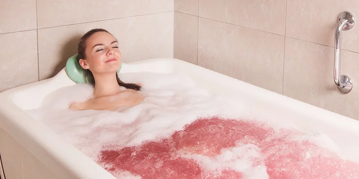 Za odpočinkem a procedurami do Varů: polopenze, neomezený wellness
