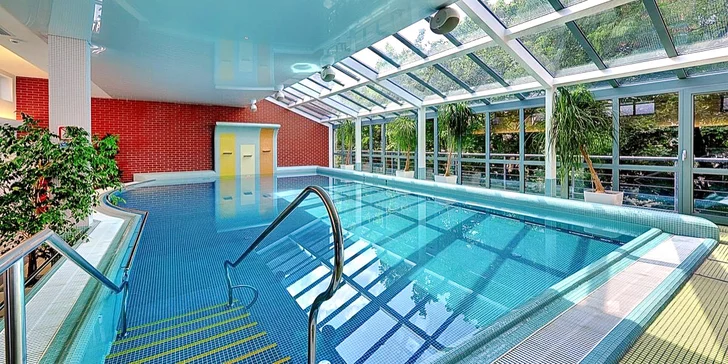 Za odpočinkem a procedurami do Varů: polopenze, neomezený wellness