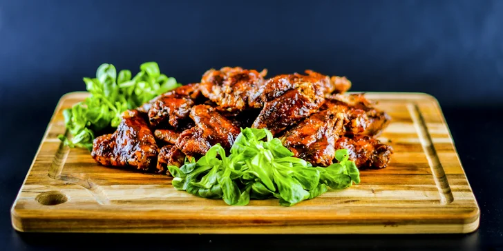 Pochutnejte si: burger menu s hranolky, žebry, křídly i Coca-colou