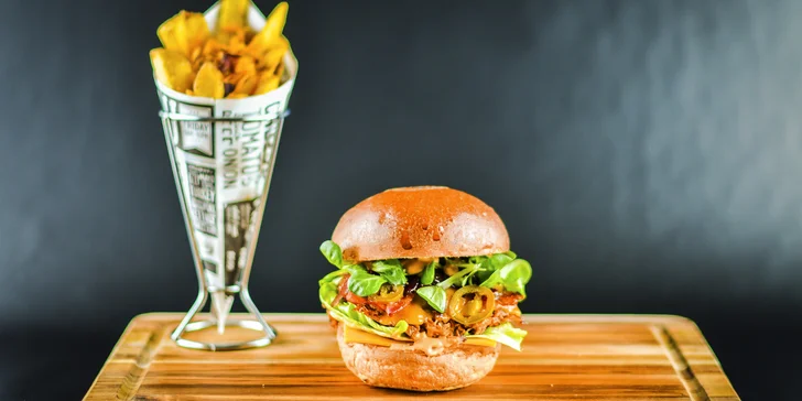 Pochutnejte si: burger menu s hranolky, žebry, křídly i Coca-colou