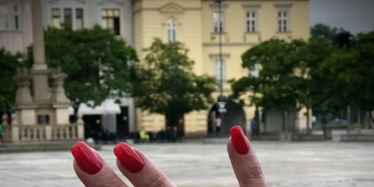 Pečujte o své nehty: manikúra s výživnými bázemi, masáží rukou či lakováním a zpevnění nebo prodloužení nehtů
