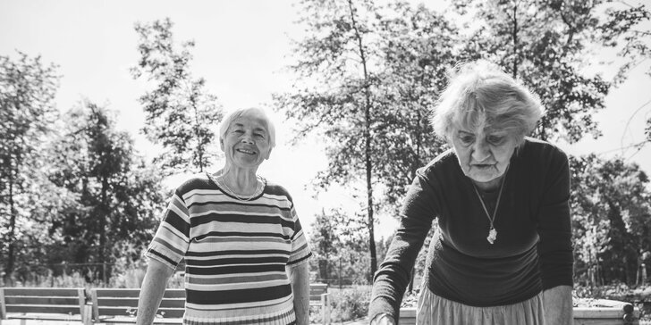 Moderní technikou proti sociální izolaci: příspěvek na multifunkční dotykový stůl pro seniory