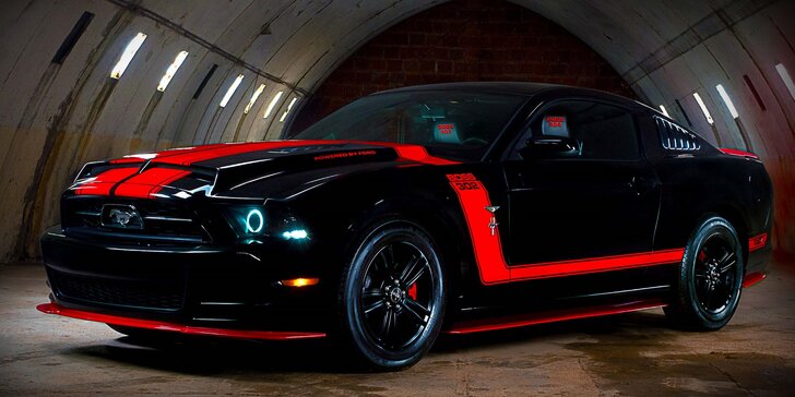 Celodenní zapůjčení upravené legendy Ford Mustang v červeno-černé barvě
