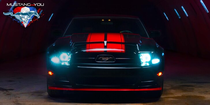 Celodenní zapůjčení upravené legendy Ford Mustang v červeno-černé barvě