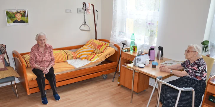 Moderní technikou proti sociální izolaci: příspěvek na multifunkční dotykový stůl pro seniory
