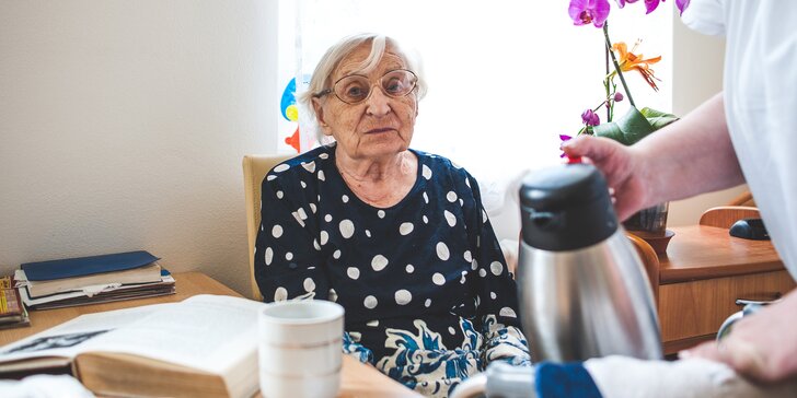 Moderní technikou proti sociální izolaci: příspěvek na multifunkční dotykový stůl pro seniory