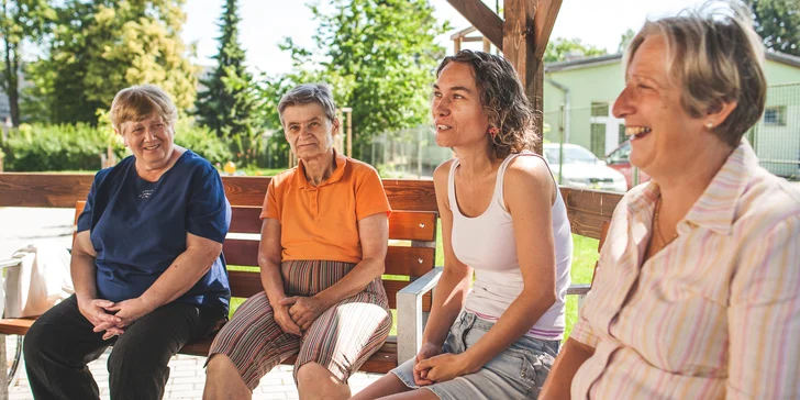 Moderní technikou proti sociální izolaci: příspěvek na multifunkční dotykový stůl pro seniory