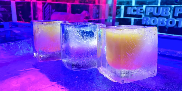 Říše mrazu: vstup a dva drinky do panáků z ledu v unikátním Ice Pub Prague