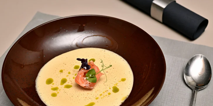 7chodové menu v restauraci 5* hotelu: losos, rillettes, panenka i sorbet a také lahev vína