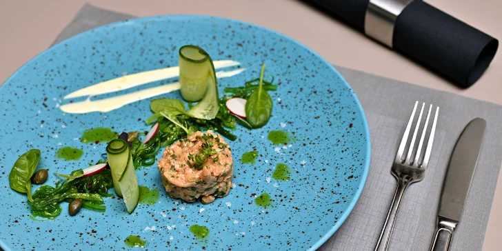 7chodové menu v restauraci 5* hotelu: losos, rillettes, panenka i sorbet a také lahev vína