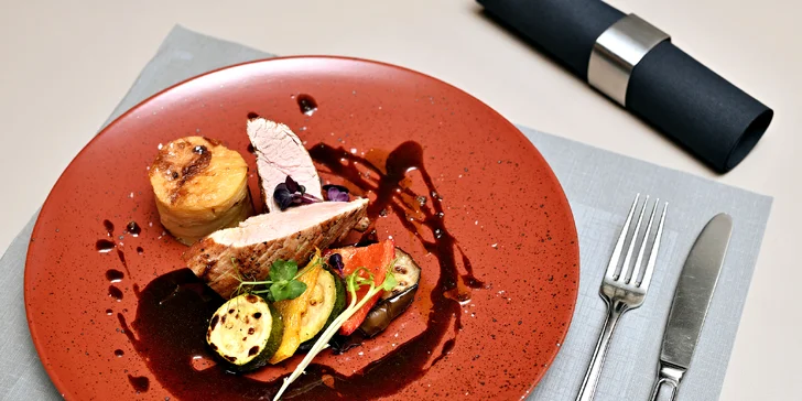 7chodové menu v restauraci 5* hotelu: losos, rillettes, panenka i sorbet a také lahev vína