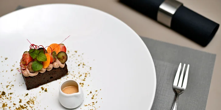 7chodové menu v restauraci 5* hotelu: losos, rillettes, panenka i sorbet a také lahev vína