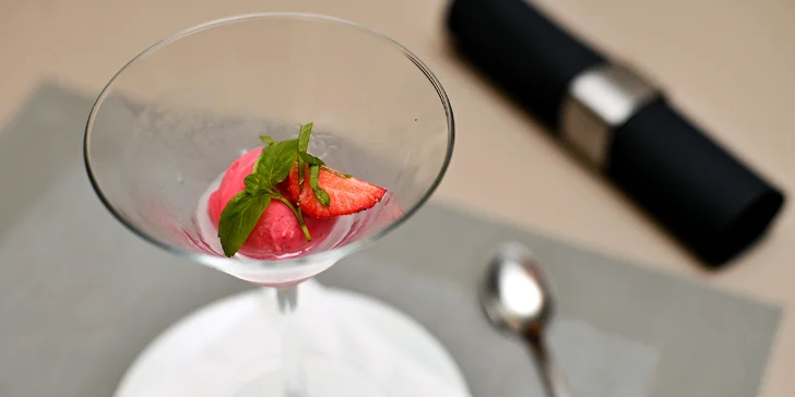 7chodové menu v restauraci 5* hotelu: losos, rillettes, panenka i sorbet a také lahev vína
