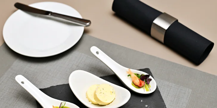 7chodové menu v restauraci 5* hotelu: losos, rillettes, panenka i sorbet a také lahev vína