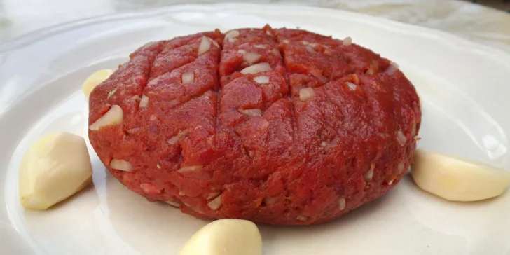 500 g namíchaného tataráku z pravé svíčkové a křupavé topinky