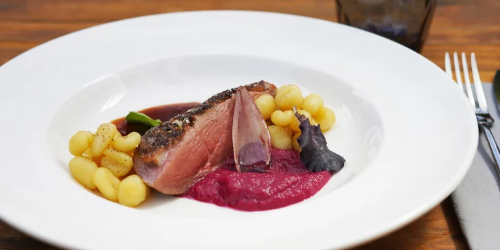 4chodové degustační menu a vstup na vyhlídku Žižkovské věže pro 2 osoby