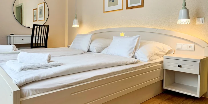 Ubytujete se v pokoji Lilie v hlavní budově hotelu.