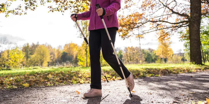 Kurzy nordic walkingu aktivní moderní technikou: individuální i skupinové lekce