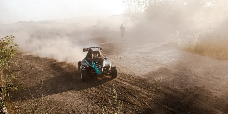 Zazávoďte si: 4–21 kol v závodní buggy na uzavřeném okruhu vč. paliva a kšiltovka na památku