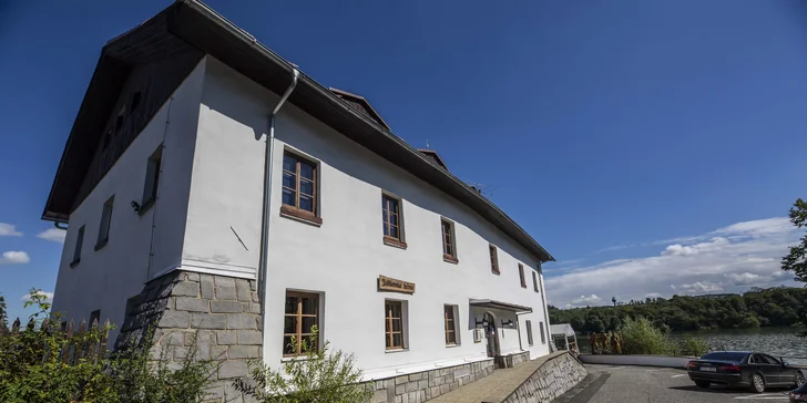 V páru či s rodinou k Těrlické přehradě na Moravě: pobyt se stravou v nejstarší krčmě v ČR