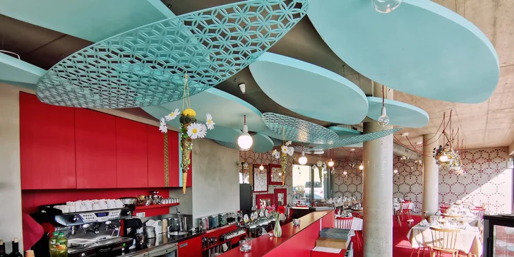 Tříchodové menu v restauraci s krásným výhledem pro 2 osoby: paštika, steak nebo kuřecí prso a panna cotta