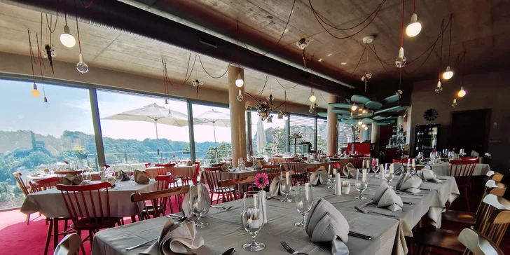 Tříchodové menu v restauraci s krásným výhledem pro 2 osoby: paštika, steak nebo kuřecí prso a panna cotta