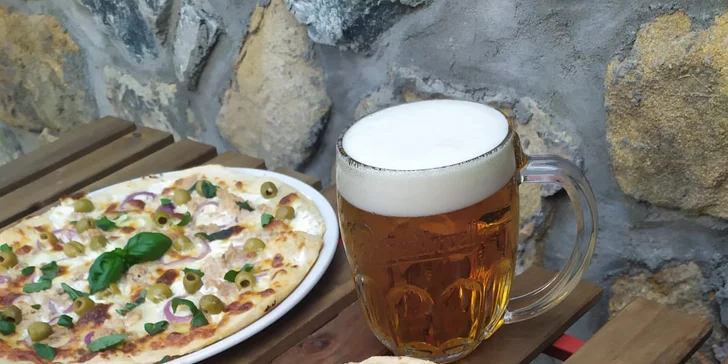 Dvě pizzy o průměru 30 cm podle výběru a limonáda, pivo či víno