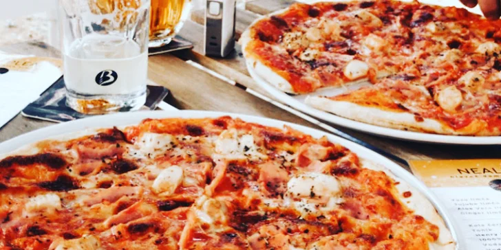 Dvě pizzy o průměru 30 cm podle výběru a limonáda, pivo či víno