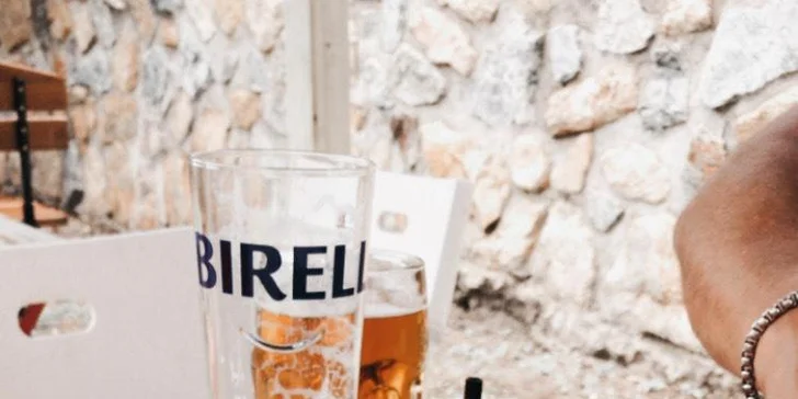Dvě pizzy o průměru 30 cm podle výběru a limonáda, pivo či víno