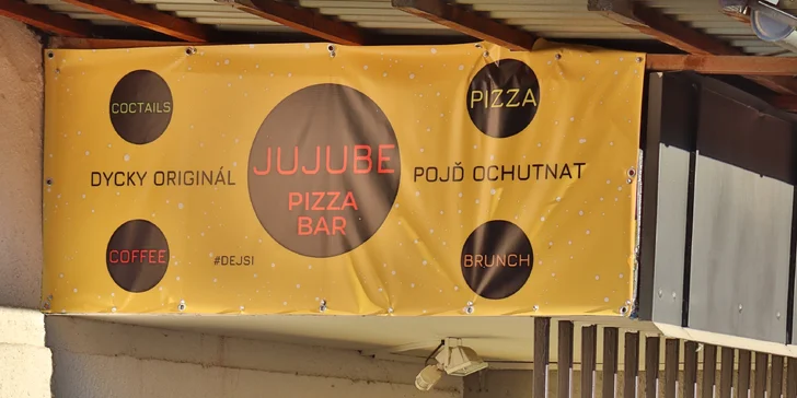 Dvě pizzy o průměru 30 cm podle výběru a limonáda, pivo či víno