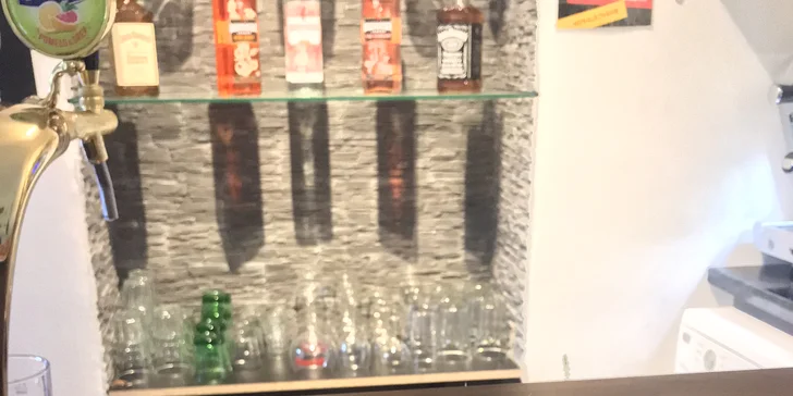 Dvě pizzy o průměru 30 cm podle výběru a limonáda, pivo či víno