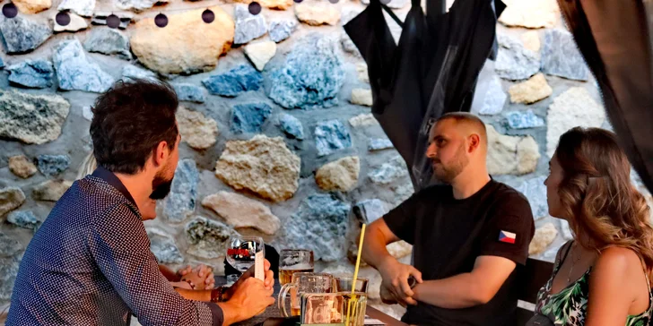 Dvě pizzy o průměru 30 cm podle výběru a limonáda, pivo či víno