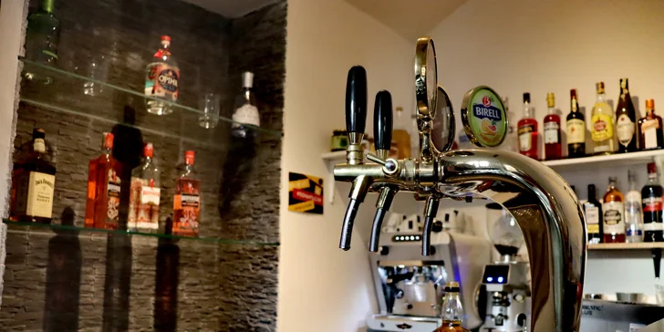 Dvě pizzy o průměru 30 cm podle výběru a limonáda, pivo či víno