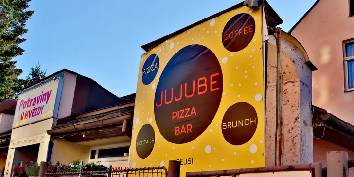 Dvě pizzy o průměru 30 cm podle výběru a limonáda, pivo či víno