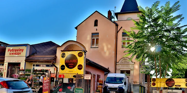 Dvě pizzy o průměru 30 cm podle výběru a limonáda, pivo či víno