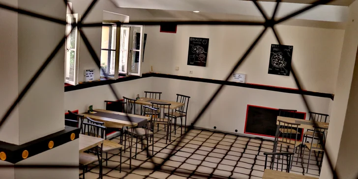 Dvě pizzy o průměru 30 cm podle výběru a limonáda, pivo či víno